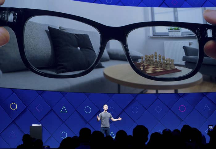 Facebook: realidad aumentada, privacidad reducida